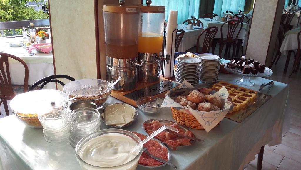 Hotel Betulla Римини Екстериор снимка