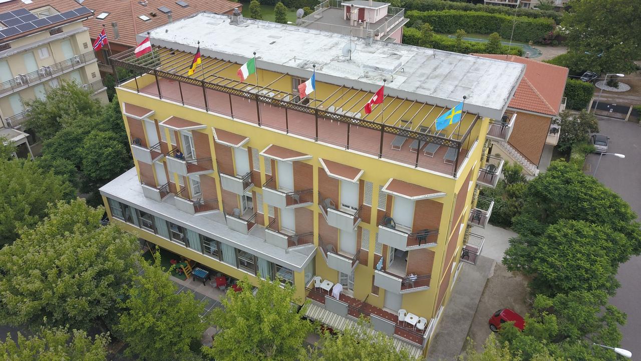 Hotel Betulla Римини Екстериор снимка